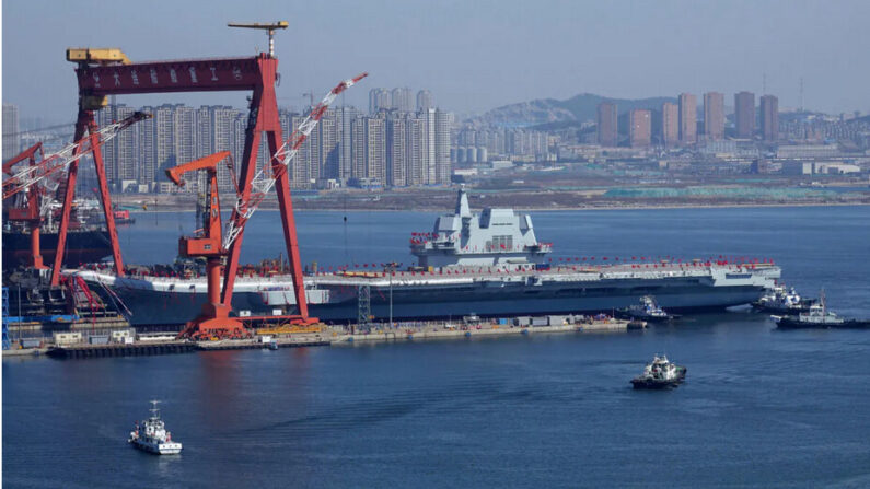 Le Type 001A, le deuxième porte-avions de la Chine, est transféré de la cale sèche dans l'eau lors d'une cérémonie de lancement au chantier naval de Dalian, dans la province du Liaoning (nord-est de la Chine), le 26 avril 2017. (STR/AFP via Getty Images)