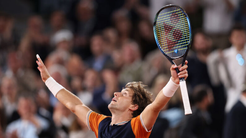 Casper Ruud, N.4 mondial et finaliste sortant, a stoppé le jeune Danois Holger Rune (6e) 6-1, 6-2, 3-6, 6-3 en quarts de finale de Roland-Garros. (Photo by Julian Finney/Getty Images)