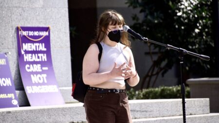 Une jeune fille poursuit l’hôpital qui lui a retiré ses seins à l’âge de 13 ans