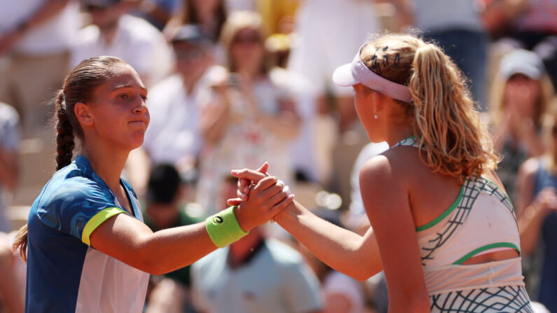 La Française Diane Parry (79e) (à.g) a été stoppée net 6-1, 6-2 au deuxième tour de Roland-Garros jeudi par la jeune pépite russe Mirra Andreeva (143e). (Photo by Clive Brunskill/Getty Images)