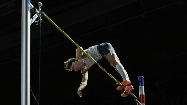 Le perchiste suédois Armand Duplantis a continué sa progression estivale en portant la meilleure performance de la saison à 6,12 m au meeting d'Ostrava (République tchèque) mardi. (Photo by ARNAUD FINISTRE/AFP via Getty Images)