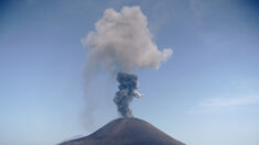 Indonésie: le volcan Anak Krakatoa en éruption, une colonne de cendres de 3 km projetée dans le ciel