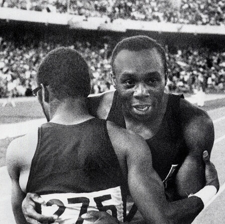 Le champion américain Jim Hines (à dr.) est félicité par son compatriote Charles Green pour sa victoire aux Jeux olympiques sur 100 m, avec un temps de 9,9, le 14 octobre 1968 à Mexico. (Photo STAFF/AFP via Getty Images)