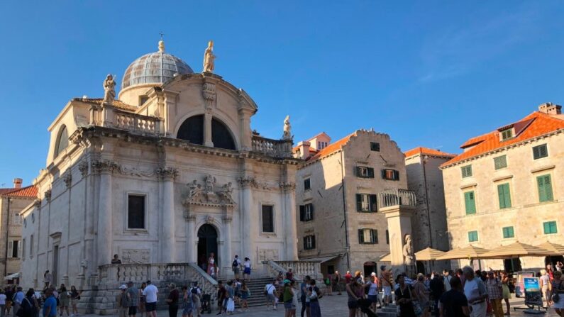 Des touristes visitent la vieille ville de Dubrovnik, le 13 septembre 2018. (Crédit photo DANIEL SLIM/AFP via Getty Images)