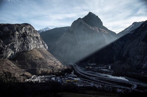 Une vue panoramique montre le chantier de construction d'un tunnel pour la ligne de train à grande vitesse TAV entre Lyon et Turin, à Saint-Martin-la-Porte, le 29 novembre 2018. (MARCO BERTORELLO/AFP via Getty Images)