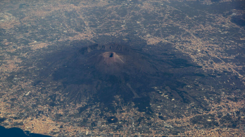 Vue sur le mont Vésuve plus connu que les Champs phlégréens le 24 février 2019 à Naples, en Italie. (Photo Dan Kitwood/Getty Images)