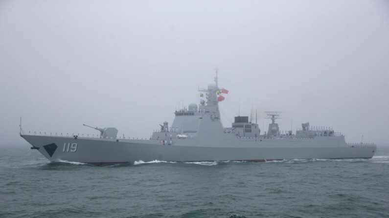 Le destroyer à missiles guidés de type 052D Guiyang de la marine de l'Armée populaire de libération (APL) chinoise en mer près de Qingdao, dans la province du Shandong. (Photo MARK SCHIEFELBEIN/AFP via Getty Images)