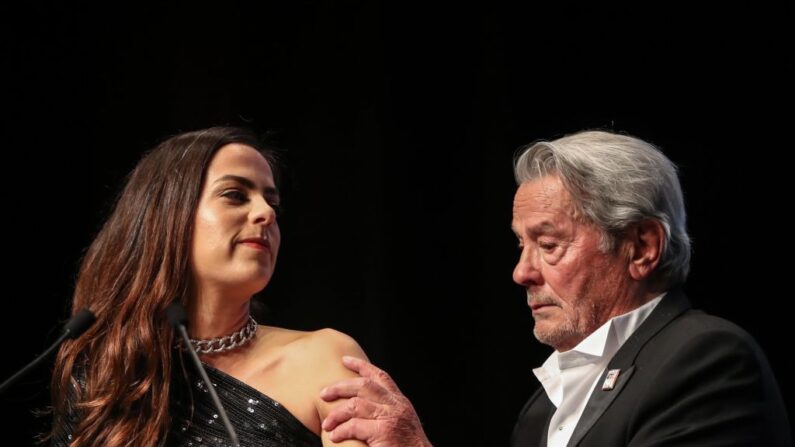 Anouchka Delon et son père Alain Delon, le 19 mai 2019. (Photo: VALERY HACHE/AFP via Getty Images)