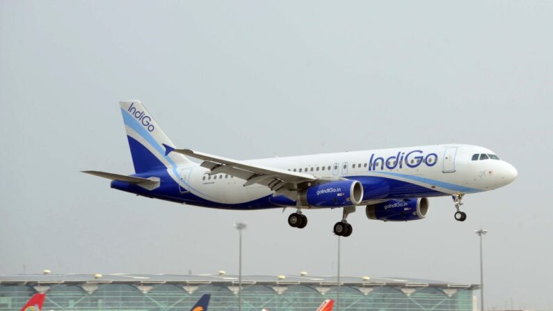 Un Airbus A320 d'IndiGo prépare son atterrissage à l'aéroport international Indira Gandhi de New Delhi, le 24 juin 2010. (Crédit photo RAVEENDRAN/AFP via Getty Images)