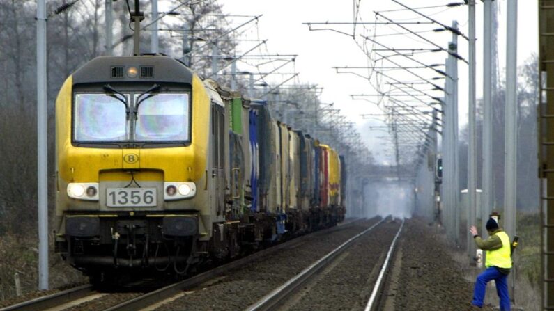 Cette photo datée du 25 mars 2004 montre un cheminot français inspectant les rails de la ligne ferroviaire Paris-Strasbourg-Munich après une alerte à la bombe. (OLIVIER MORIN/AFP via Getty Images)