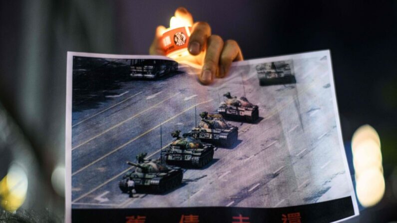 Sur la photo, un manifestant de Pékin avait bloqué en 1989 le chemin d’un convoi de chars le long de l’avenue de la Paix éternelle près de la place Tiananmen. (ANTHONY WALLACE/AFP via Getty Images)