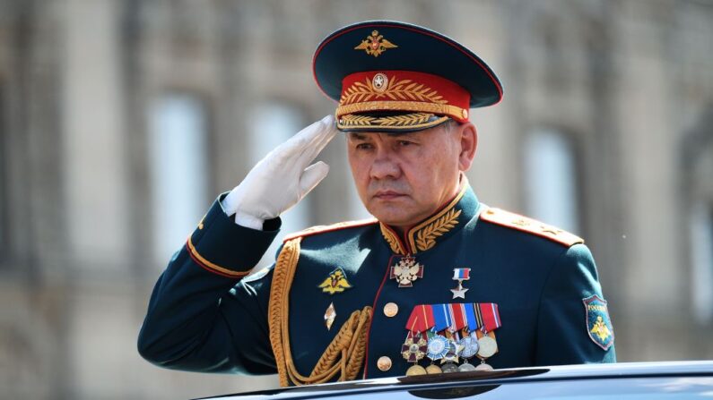 Le ministre russe de la Défense, Sergei Shoigu, participe au défilé militaire du Jour de la Victoire sur la Place Rouge, marquant le 75e anniversaire de la victoire de la Seconde Guerre mondiale, le 24 juin 2020 à Moscou, Russie. (Photo Ramil Sitdikov - Host Photo Agency via Getty Images )