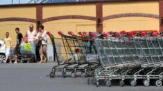 Elle voit son voisin sur le parking d’un supermarché et percute son chariot avec sa voiture