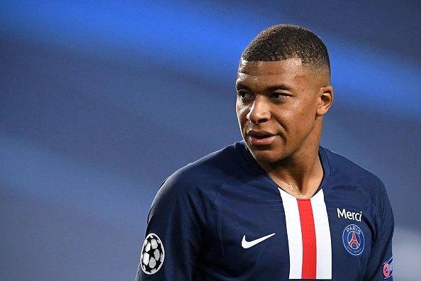 « J'ai dit que l'année prochaine je jouerai au PSG. J'ai encore un an de contrat donc je vais honorer mon contrat », selon Mbappé. (DAVID RAMOS/POOL/AFP via Getty Images)