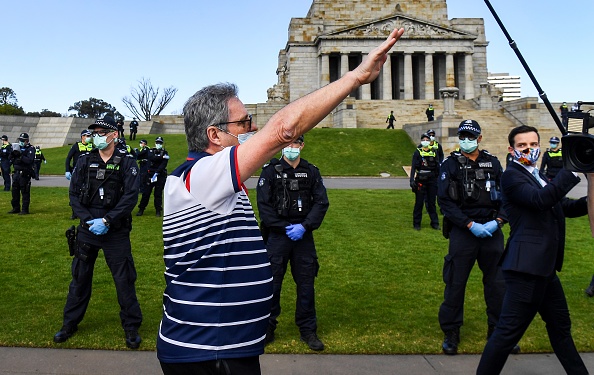 Un manifestant fait le salut nazi au Shrine of Remembrance à Melbourne, le 5 septembre 2020. (WILLIAM WEST/AFP via Getty Images)