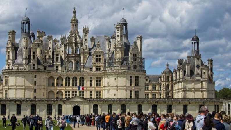 Des visiteurs font la queue devant le château de Chambord, le 23 mai 2021. (GUILLAUME SOUVANT/AFP via Getty Images)