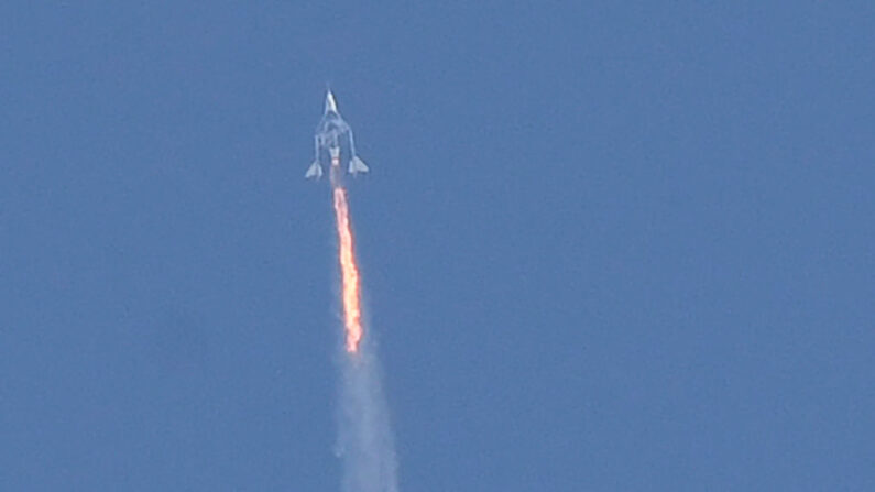 L'avion spatial Virgin Galactic du milliardaire Richard Branson le 11 juillet 2021. (Photo PATRICK T. FALLON/AFP via Getty Images)