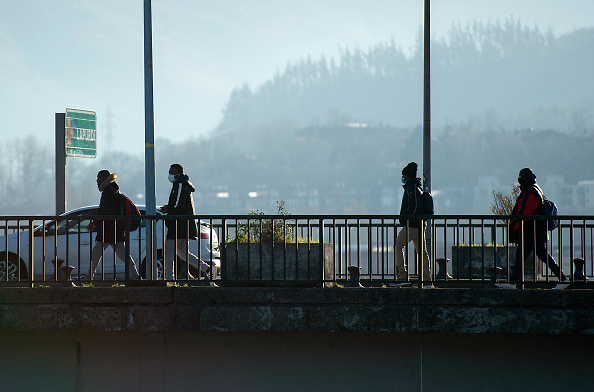 Des migrants essaient de traverser la frontière franco-espagnole par le pont qui relie Irun à Hendaye le 13 janvier 2022. (Photo ANDER GILLENEA/AFP via Getty Images)