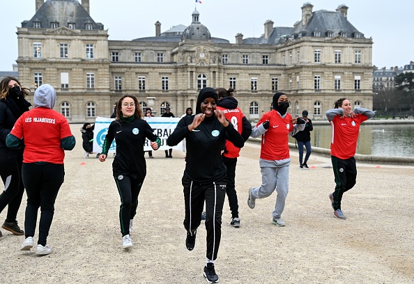 Des Hijabeuses au jardin du Luxembourg, à Paris, le 26 janvier 2022. (Photo by BERTRAND GUAY/AFP via Getty Images)