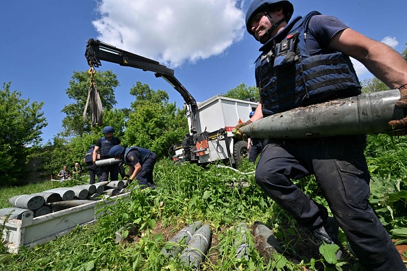 Des travaux de déminage dans le village de Yahidne, le 7 juin 2022, lors de l'invasion russe de l'Ukraine. (SERGEI SUPINSKY/AFP via Getty Images)