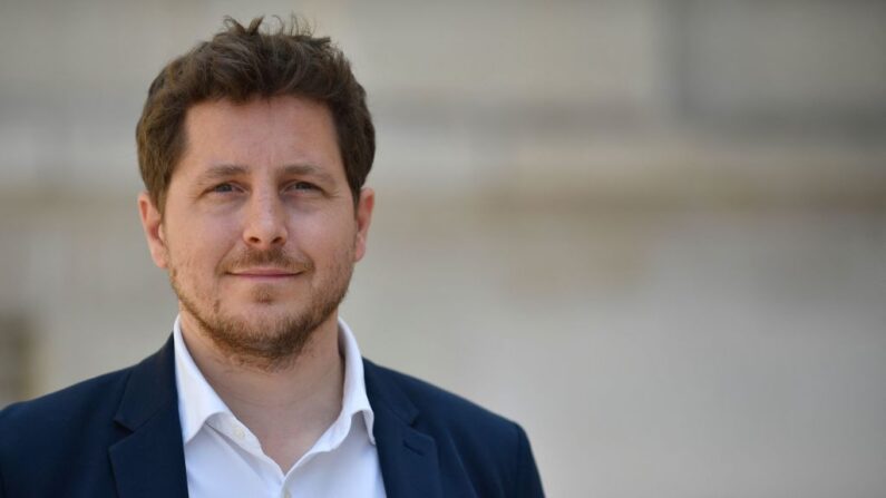 Le député Julien Bayou, membre de la coalition de gauche NUPES (Nouvelle Union Populaire Ecologique et Sociale) et d'Europe-Ecologie-Les Verts (EELV), pose devant l'Assemblée Nationale, à Paris, le 21 juin 2022. (JULIEN DE ROSA/AFP via Getty Images)