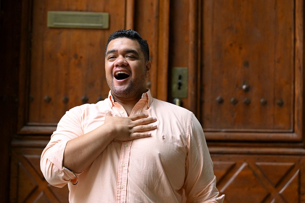 Le ténor samoan Pene Pati avant le Festival international d'art lyrique d'Aix-en-Provence, le 22 juin 2022. (NICOLAS TUCAT/AFP via Getty Images)