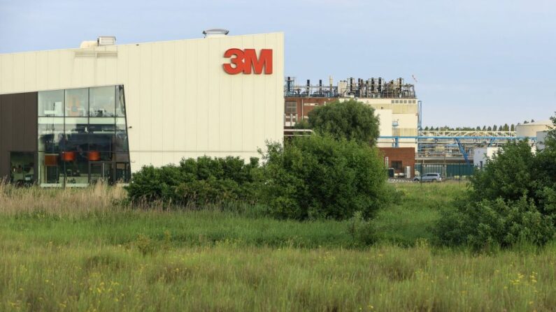 Le 6 juillet 2022, la multinationale américaine 3M a accepté de payer 571 millions d'euros (582 millions de dollars) pour mettre fin à une querelle concernant des années de rejets toxiques autour de son usine de Zwijndrecht, près de la ville portuaire belge d'Anvers. (DAVID PINTENS/BELGA/AFP via Getty Images)