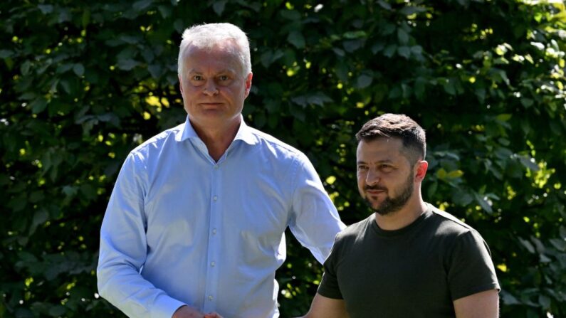 Le président ukrainien Volodymyr Zelensky et le président lituanien Gitanas Nauseda le 28 juillet 2022. (Photo SERGEI SUPINSKY/AFP via Getty Images)