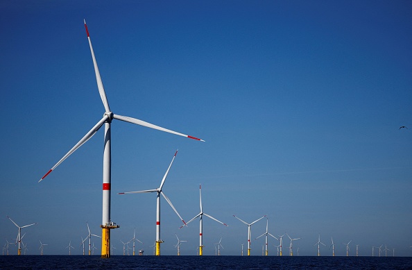 Vue générale des éoliennes du parc éolien offshore de Saint-Nazaire au large de la presqu'île guérandaise, dans l'ouest de la France. (Photo STEPHANE MAHE/POOL/AFP via Getty Images)