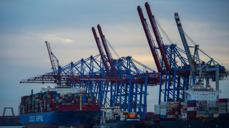 Le porte-conteneurs Cosco Taurus  au terminal à conteneurs Tollerort dans le port de Hambourg le 3 novembre 2022 à Hambourg, Allemagne. (Photo par Gregor Fischer/Getty Images)