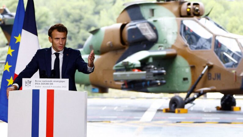 Le président français Emmanuel Macron prononce un discours sur la stratégie de défense pour présenter La Revue nationale stratégique (RNS), une nouvelle loi de programmation militaire (2024-2030), à Toulon, le 9 novembre 2022.(Photo ERIC GAILLARD/POOL/AFP via Getty Images)