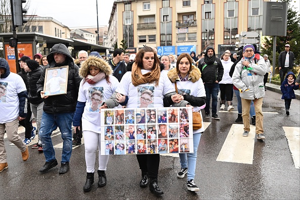 Séverine (au c.), la mère de Lucas, et des membres de sa famille lors d'un rassemblement en son hommage, le 5 février 2023. (JEAN-CHRISTOPHE VERHAEGEN/AFP via Getty Images)