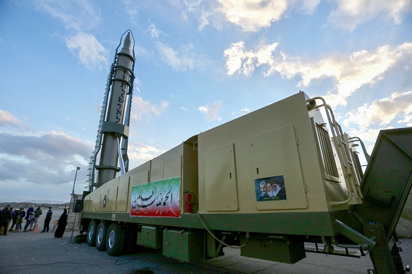 Un missile iranien à longue portée Ghadr lors d'une exposition sur la défense dans la ville d'Ispahan, le 8 février 2023. (MORTEZA SALEHI/TASNIM NEWS/AFP via Getty Images)