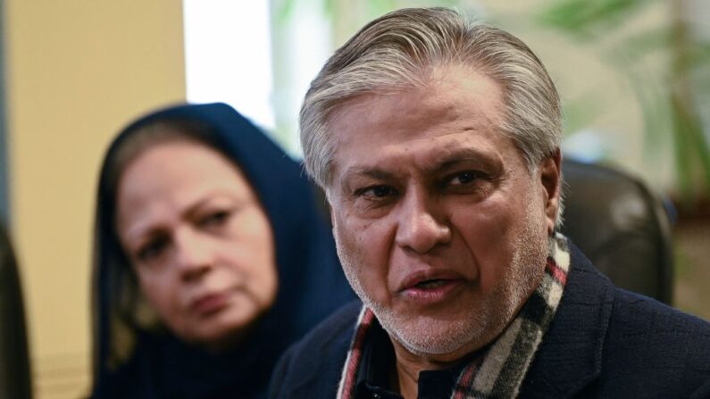 Le ministre pakistanais des Finances, Ishaq Dar (à dr.), s'exprime lors d'une conférence de presse à Islamabad, le 10 février 2023. (Photo AAMIR QURESHI/AFP via Getty Images)