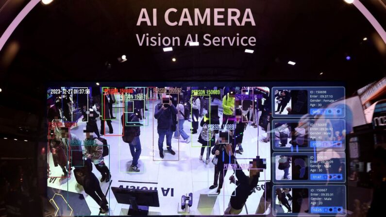 Une photo prise le 27 février 2023 montre un logiciel de reconnaissance faciale sur le stand de Metaverse au Mobile World Congress (MWC) à Barcelone. (Photo THOMAS COEX/AFP via Getty Images)