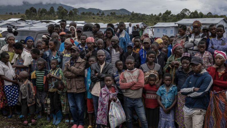 Des personnes déplacées regardent l'équipe du Conseil de sécurité des Nations Unies arriver pour une visite du camp de Bushangara pour les personnes déplacées. (Photo GUERCHOM NDEBO/AFP via Getty Images)