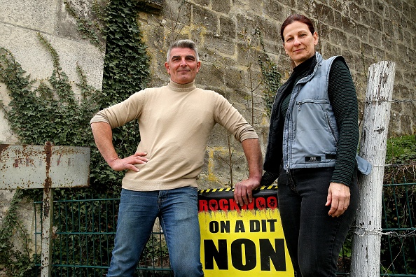 Depuis son élection en 2020 Arnaud Svrcek et sa compagne se battent contre un projet industriel: Rockwool, une multinationale spécialisée dans la laine de roche voulant installer une usine sur les hauteurs du village. (Photo FRANCOIS NASCIMBENI/AFP via Getty Images)