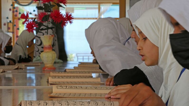 Des filles afghanes suivent leur cours dans une école primaire de Jalalabad, le 30 avril 2023. (Photo SHAFIULLAH KAKAR/AFP via Getty Images)