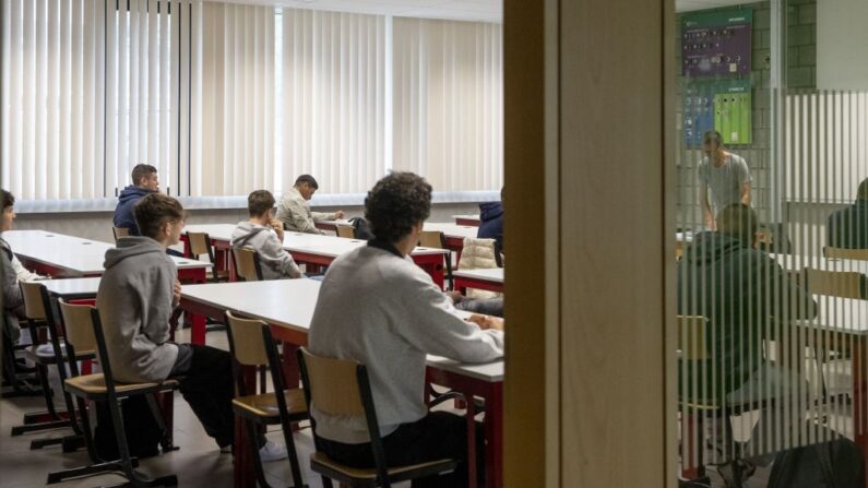 Les salles de classe sont prêtes à accueillir les collégiens lundi pour leurs épreuves de français.(Photo by HATIM KAGHAT/BELGA MAG/AFP via Getty Images)