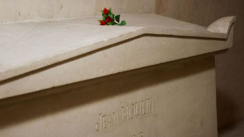 Le caveau du résistant français Jean Moulin au Panthéon, après les cérémonies marquant le 78e anniversaire de la victoire contre les nazis et la fin de la Seconde Guerre mondiale en Europe, à Paris, le 8 mai 2023. (LUDOVIC MARIN/AFP via Getty Images)