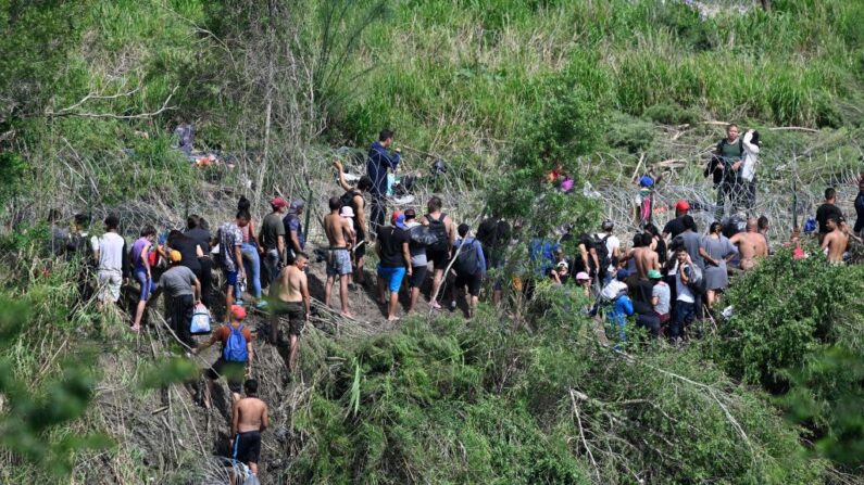 
Des migrants tentent d'atteindre les États-Unis par le fleuve Rio Bravo (Rio Grande aux États-Unis), le 10 mai 2023.  (Photo by ALFREDO ESTRELLA/AFP via Getty Images)