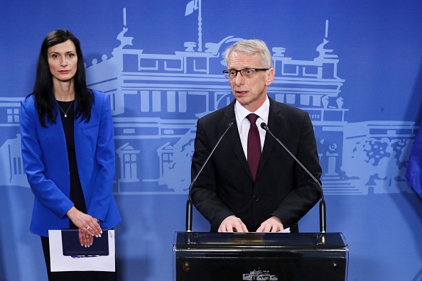 Le Premier ministre bulgare Nikolay Denkov à côté de l'ancienne commissaire européenne à l'innovation Mariya Gabriel lors d'une conférence de presse conjointe à Sofia le 22 mai 2023. (DIMITAR KYOSEMARLIEV/AFP via Getty Images)