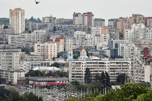 Vue générale de la ville russe de Belgorod, à quelque 40 km de la frontière avec l'Ukraine, le 27 mai 2023. (OLGA MALTSEVA/AFP via Getty Images)