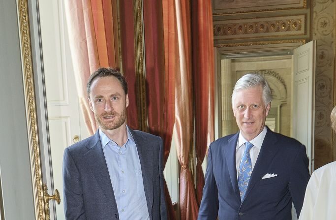 Le Roi Philippe de Belgique (à dr.) rencontre le travailleur humanitaire belge Olivier Vandecasteele, qui a été libéré quelques jours auparavant d'une prison iranienne, au Château royal de Laeken à Bruxelles, le 30 mai 2023. (Photo OLIVIER POLET/Belga/AFP via Getty Images)