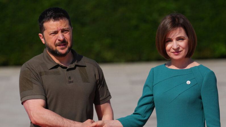 La présidente de la Moldavie Maia Sandu accueille le président de l'Ukraine Volodymyr Zelensky avant le sommet du 1er juin 2023, de la Communauté politique européenne (CPE) à Bulboaca. (Photo Carl Court/Getty Images).