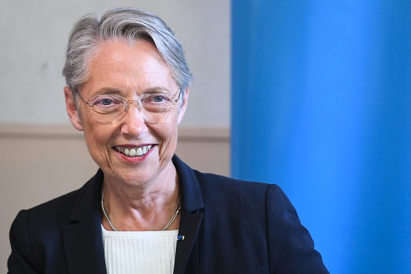 La Première ministre Élisabeth Borne lors de sa visite dans une crèche, à Angers, le 1er juin 2023. (JEAN-FRANCOIS MONIER/AFP via Getty Images)