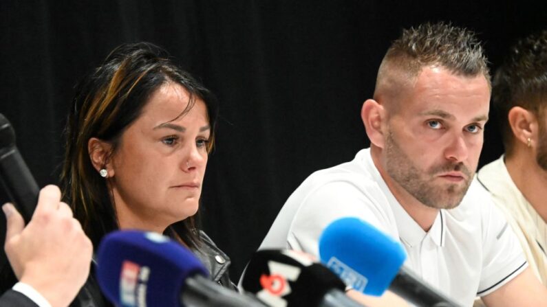 Les parents de Lindsay, adolescente de 13 ans qui s'est suicidée après avoir été victime de harcèlement scolaire. (Photo DENIS CHARLET/AFP via Getty Images)