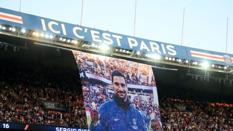 Un immense portrait du gardien de but espagnol du Paris Saint-Germain, Sergio Rico, au stade du Parc des Princes à Paris, le 3 juin 2023. (Photo: FRANCK FIFE/AFP via Getty Images)