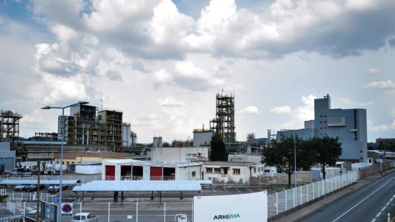 L'usine Arkema est visible à Pierre-Bénite près de Lyon. Les habitants de la région s'inquiètent de la sécurité de leur eau et demandent des réponses après que des niveaux élevés de PFAS ont été révélés autour du site industriel. (Photo OLIVIER CHASSIGNOLE/AFP via Getty Images)