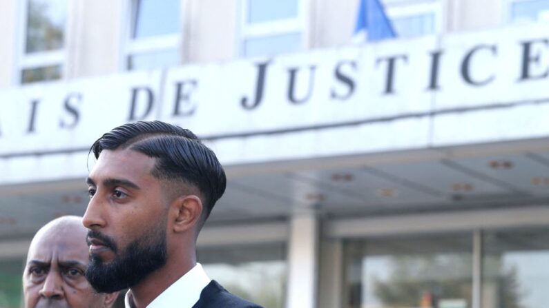 Le frère aîné de Shaïna, Yasin Hansye, à côté de son père, s'adresse à la presse alors qu'il arrive au procès du meurtrier présumé de Shaïna. (FRANCOIS NASCIMBENI/AFP via Getty Images)